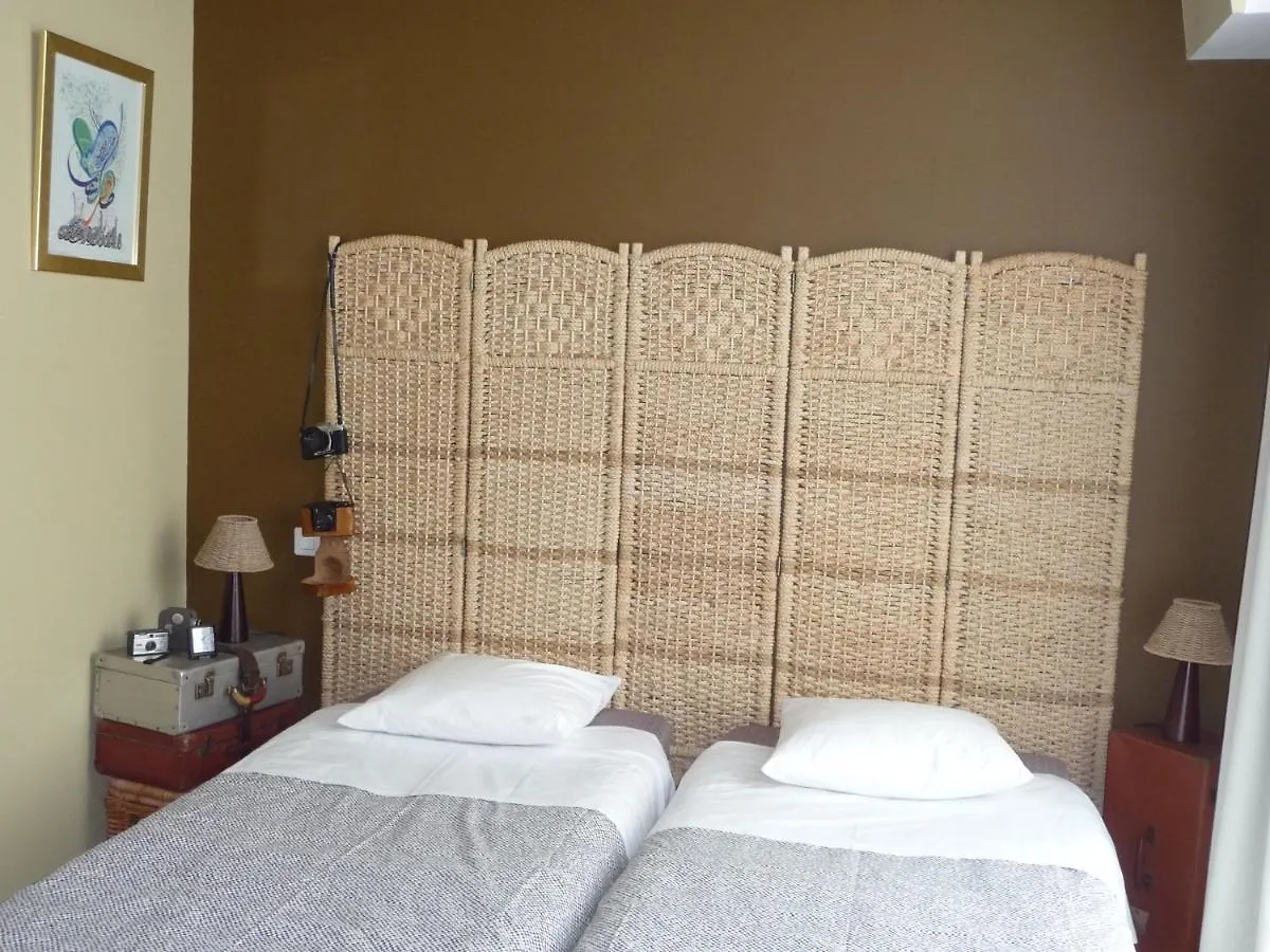 Au Troubadour Bed & Breakfast Lille 3*,